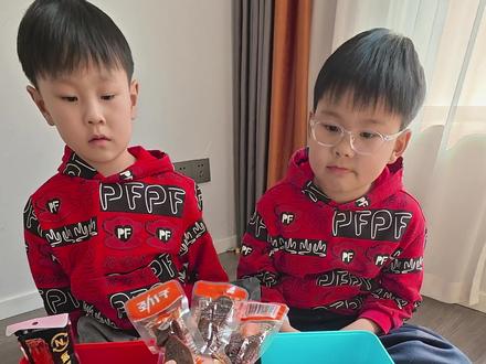 家有俩娃日常分零食#分零食 #哥哥弟弟 #寒假 #vlog日常