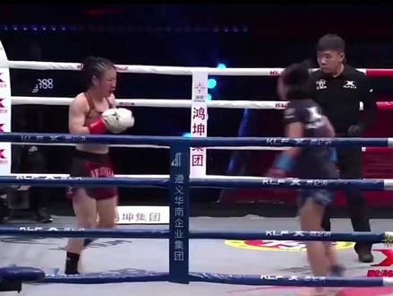 #dou+张伟丽跨界挑战少林弟子关啊翠,火拼三回合输掉比赛脸被一拳打肿