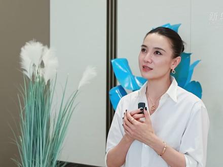 11日至15日,2025年中国金鸡百花电影节暨第38届中国电影金鸡奖在厦门举行。演员宋佳凭借《好东西》中的“王铁梅”获得最佳女主角提名,她在接受采访时表示,从萧红的“沉重”到铁梅的“轻盈”,自己的成长是一个演员跟着时代一路成长的过程。