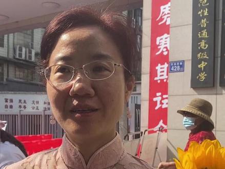 #2022高考 首日,家长手持葵花送孩子进考场:我是保送生!#2022高考必胜