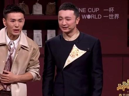 春晚的灯光落在舞台上,
也落在一杯热气升腾的咖啡上。