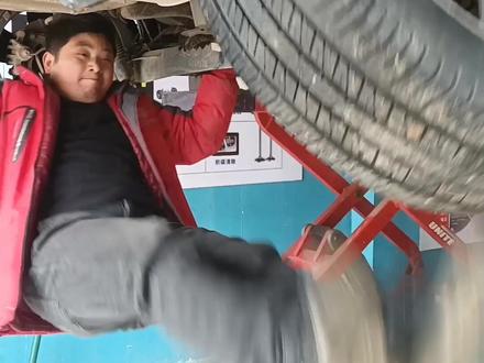 进店做小保养,发现轮胎扎钉漏气,这下可好 前后折腾了一个小时 长安啊 我是真服了你了🤒#汽车维修
