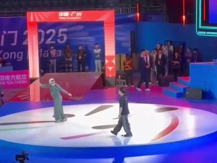 太搞笑了!全红婵为霹雳舞“师父”加油,各种拉条幅+疯狂呐喊