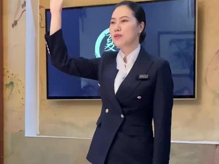 在忙碌的餐饮服务场合,客户有需求我们要第一时间回应,说话可能太吵,那就举手表示我看到了,我马上过来。#接待礼仪 #服务礼仪培训 #餐饮服务 #服务意识 #礼仪培训师白福梅 @礼誉华夏:礼仪服务培训 @白姐姐