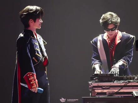 今天是dj 邱邱,超帅的!!!阿星这一脸骄傲的表情!哈哈哈
#黄星 #邱鼎杰 #曼谷演唱会
cr:见水印