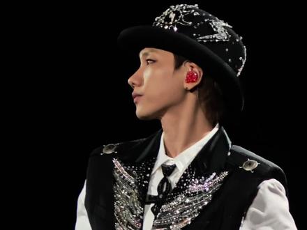 i miss u thousand times
Thousand times plus one.#现场live #汪苏泷 #汪苏泷广州演唱会 #左转灯