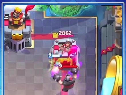 使劲奶,使劲分路,使劲骗火球就完事了!#皇室战争 @抖音游戏@传优