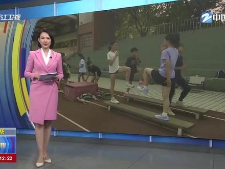 13岁“追风少女”张昕姌雨中破百米省纪录 达标一级 2025-04-25
那一天,大雨倾盆,跑道湿滑。13岁萧山少女张昕姌顶着逆风,在浙江省青少年田径锦标赛女子100米比赛中,以12秒30的成绩,打破省同年龄最高纪录,并达标国家一级运动员标准。这是她人生中的第一个省级冠军。“当时比较激动,也很惊讶,不敢相信自己能跑出这样的成绩。”赛后,这位身材修长、眼神清澈的少女面对记者,笑容腼腆。“这次算是突破了自己。100米的成绩一直在变,最近一次是12秒46,这次跑到了12秒30。”出生于2012年的张昕姌,是萧山区少体校田径队的一员。她从小喜欢运动,小学四年级第一次参加校运会,未经训练的她就以9秒跑完60米。2023年,她被萧山少体校田径教练林杰选中,同年9月正式进入萧山少体校田径队,开始接受系统训练。“我们选苗子,要看有没有‘特点’,张昕姌的抓地力特别好,脚趾能发力,重心位移也特别好,这是很难得的。”林杰教练对张昕姌的天赋赞不绝口,“她的步频看起来不算特别快,但每一步的‘实效性’很强。就是别人可能一步2米,她能跑出2米1,别小看这10厘米,100米下来,按60步算,她就相当于领先别人6米了。”正是这种自身天赋,加上她日复一日的刻苦训练,使张昕姌在短短两年内迅速成长。2024年,她在杭州市“阳光杯”中小学生田径运动会上包揽小学女子组100米、200米冠军;在萧山区田径比赛中,又以12秒72的百米成绩打破区运会赛会纪录。今年3月,她再度在杭州市“阳光杯”中小学生田径运动会中,以100米12秒46和200米25秒50的成绩摘下初中女子组双冠。