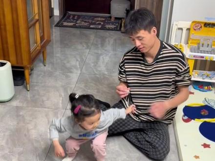 下雨的周末,怎么在家高质量陪伴孩子! 居家闯关游戏玩起来,2岁宝宝和爸爸组队解救布鲁伊和宾果!#居家带娃 #亲子互动 #高质量陪伴 #居家早教