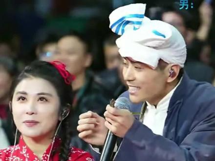 当满仓和索图互动的时候大家浑然不知离别即将到来,满仓临时改歌词,索图意识到她要离开,抑制不住内心的难舍之情,拒绝了今晚的最后一顿别离饭。满仓一句“如果可以在屋檐下避雨,我也不想在风雨中奔跑”,映射出多少追梦人的心酸。最后唱一首《想你的时候问月亮》,代表内心最真实的情感,一别两地同风雨,我望月亮你月望你,索图用一首《不该用情》回应,不知道感动哭了多少人,愿有情人终成眷属#索图大舞台 #满仓 #离别的泪水 #难舍难分 #精彩片段分享 @索图 @抖音小助手