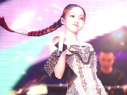 当百变天后张韶涵遇上神级造型师张家衣?演唱会造型直接美上热搜简直开挂了!#张韶涵 #张韶涵演唱会