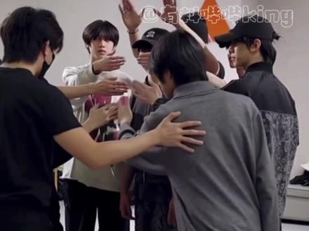 我在大场面的憋笑能力就朱志鑫这样#朱志鑫 #橹穆 #穆祉丞 #王橹杰 #抽象