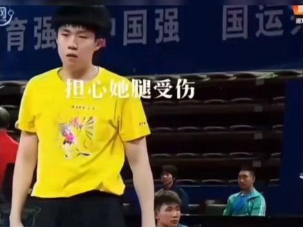 23年全锦是这样,今年的总决赛也是这样,8年了还看不清吗?都是会关心,心疼彼此的人。莎莎也在头脚伤了,采访有点哭腔的说他脚有点动不了,应该是18年。其实蛮难受的,这个我明白,大学连着崴了两次脚,脚肿的跟馒头一样,因为身体不好,小时候就总是吃药,上了高中之后也是小毛病不断,所以最能明白难受和疼痛是何滋味了,以至于现在已经习惯了。很多人不明白为什么他们会上场,首先我觉得是尊重对手,也是尊重规则吧,毕竟要是实在动不了,肯定是不会上场的,其次对于她的体育精神和责任感来说,在她单打退赛的时候,我就知道她混双要上了,就是那种要强又觉得能坚持,且不想影响别人和团队的感觉,挺神奇的,这点我和她挺像。最后我希望我在乎的人都健健康康的吧。🤗