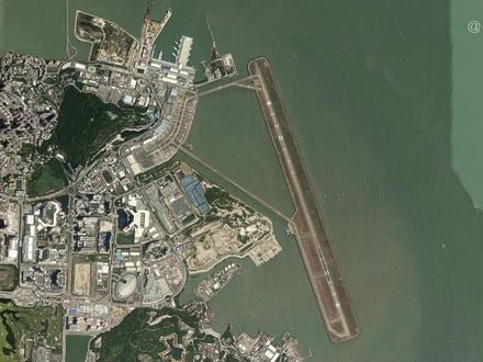 国内填海建造的机场。 4座纯填海人工岛机场。一、中国第一座百分之百纯填海机场,澳门国际机场。二、全球最繁忙的国际货运机场,香港国际机场。三、中国大陆规模最大离岸纯填海4F国际机场,厦门翔安国际机场。四、目前全球最大深海离岸填海机场,大连金州湾国际机场。
6座河口、海湾、滩涂围填机场。一、深圳宝安国际机场,部分围填珠江口伶仃洋而建;二、上海浦东国际机场,部分围填长江口滨海滩涂而建;三、厦门高崎国际机场,部分围填厦门岛东北侧同安湾而建;四、福州长乐国际机场,部分围填闽江口南岸漳港近海而建;五、珠海金湾国际机场,部分围填珠江口西侧南海近海而建;六、温州龙湾国际机场,部分围填瓯江口外东海近海而建。
