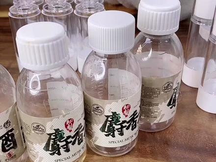 #山西神聚 #山西神聚小药教搭配 #山西神聚全系列添加剂 #饵料添加剂#黑坑小药 山西神聚麝香酒,小瓶35毫升的分装全过程……😀