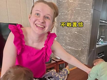惊呆外国妈妈,自己一手抓一个混血宝宝,中国爸爸还要三胎?#外国媳妇 #混血宝宝 #可爱到爆炸💥 #多胎家庭 #家庭趣事