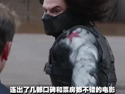 擎天柱黑化后暴打大黄蜂!老版演员回归!解密《变形金刚5》 汽车人和霸天虎连年不断的战争,给地球带来了莫大的伤害。为此,地球各国联合成立反应部队,针对变形金刚无论正邪一律绞杀。与擎天柱交往甚密的地球人凯德•伊格尔(马克·沃尔伯格 Mark Wahlberg 饰)不顾身边人的反对和政府的压力,以一己之力为大黄蜂、钢锁等汽车人提供庇护场所,期间他无意得到一枚徽章,从而将危机引向自身。失踪的擎天柱飘回赛博坦,被变形金刚的创造者昆塔沙捕获并黑化,命令他返回地球寻找至高无上的权杖,毁灭地球,复兴赛博坦。与此同时,威震天和地球政府达成协议,彼此联合追寻凯德及其盟友的踪迹,其目标同样是曾属于魔法师梅林的权杖。
#影娱热点团 #影娱漫谈编辑部 #变形金刚5