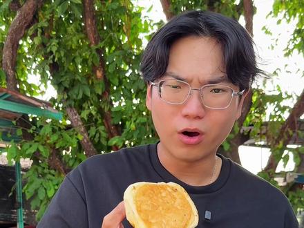 🇲🇾槟城北海人你们太会藏好吃的了! 去了这么多次 Mainland,今天终于把这家一直在排队的马来档口试了。
刚出炉拿到手,隔着纸袋就能闻到极重的蒜蓉和黄油香。
撕开的瞬间,内馅的 Cream Cheese 给得确实很扎实,拿在手里是感觉得到重量的。一口咬下去,外皮微脆,咸香交织的面团发酵得刚刚好。
✅ 蒜香不呛人,和绵密的起司融合得很好,吃下去第一口那种碳水带来的快乐很直接。
❌ 因为重油重奶,一个人吃到后半段一定会觉得腻,建议两个人 Share 一粒。
从以前的 4 粒 RM10 变成了现在的 3 粒。
但老板很懂变通
现在直接从下午 1 点营业到 6 点
面包一炉接一炉现烤
不用像以前那样疯狂蹲点排队了。
去 Mainland 顺路的话,这口烟火气值得一试。
📍 Garlic Cheese Bun
789B, Jln Permatang Pauh, Kampung Pertama, 13500 Permatang Pauh
💡 小贴士: 下午 2-3 点去人潮最少,刚好能买到刚出炉最酥脆的那个状态。
#槟城 #马来西亚 #槟城北海 #蒜蓉奶酪包 #槟城美食