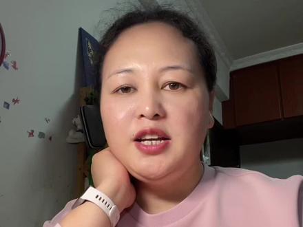 视频突然被判违规、限流、仅自己可见,别慌!今天手把手教你一分钟申诉,简单好懂,照着做就行!第一步,先找违规入口:打开抖音→点右下角我→右上角三条杠→进入创作者服务中心→找到违规记录。直接点系统通知里的违规提醒,也能一键进申诉页,更快!
第二步,看清违规原因
点进这条违规作品,认真看平台判你违规的理由,是搬运、敏感词、还是误判,把它记下来。第三步,提交申诉:点立即申诉,写清楚这三点:1.账号昵称+违规作品发布时间;2.说明是原创/无违规,态度诚恳;3.有证据就上传:原视频文件、剪辑截图、授权证明
第四步,等待审核:提交后一般1-3个工作日出结果,通过就恢复正常,没通过别重复乱申诉,直接隐藏不要删除作品,容易影响账号。最后提醒:申诉别骂人、别敷衍,越真诚越容易过!真违规就及时修改,别硬刚。#自媒体 #普通人创业 #口播视频 #视频违规 @抖音小助手 @DOU+小助手