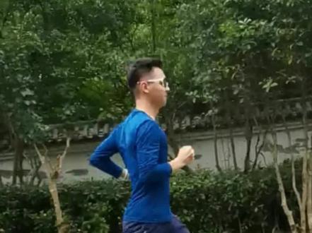 你为什么跑不快?有可能是你的体重太重了。
你的身高体重和配速是多少呢,欢迎评论区交流。#跑步 #马拉松 #跑步干货 #跑步知识