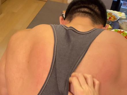 🤭健身有什么用?连自己的背都挠不到?#孙良轩 #健身 #生活vlog #健美 #情侣