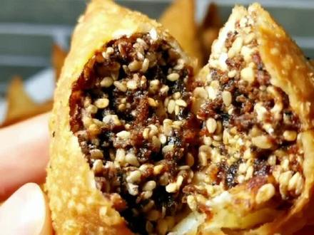 混合着芝麻和糖的香甜 油炸糖三角 当个小零食特别好吃#美食分享 #糖三角做法 #糖三角@DOU+小助手