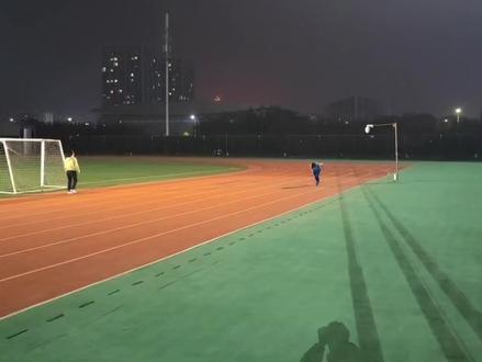 大蝉翼二代,海尔斯cp2,Maxfly牛油果放松跑对比
大蝉翼二代穿上去非常舒服,尺码大小比maxfly大一点点但是没有网上说的那么严重,甚至比海尔斯cp2码数要正一点点,穿薄袜子和厚袜子会有明显差异的包裹感觉,脚感和maxfly,cp2完全不一样,更像是一双薄底钉鞋,走路时脚感和大蝉翼一代类似,跑起来的后程推进感无敌,哪怕减速刹车还是会推着你往前跑,途中跑的推进感以及起跑的有力是maxfly和cp2不能比拟的,驾驭门槛稍微高一点点,适合二级甚至二级半以上的体育生,200米目前的最强钉鞋没有之一
cp2作为500块钱的钉鞋 性价比可谓无敌 完全可以作为maxfly的训练平替,跑起来重心偏高,有一种硬弹的感觉,没有大蝉翼二代有力的推进感,但是途中跑时类似于maxfly的步幅提升,以及重心会被鞋子强行提高一点,弯道没有maxfly那么拖沓但是没有大蝉翼二代那么迅猛,适合电表12.5s-11.3s左右,喜欢厚底钉鞋脚感的,或者不想天天穿maxfly训练,可以买一双训练专用,维护成本低
#钉鞋