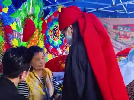 方媛外公突然去世!郭富城陪太太县城奔丧,与外婆拥抱。虔诚跪拜 #郭富城 #方媛 #热点