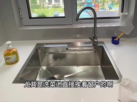 装修避坑,姐妹们,厨房水龙头靠窗户的设计一定要提前规划好。确定水龙头的位置留好距离,再就是窗帘提前规划好用什么样的窗帘,避免跟柜门打架……#自装修日记 #装修避坑 #水槽#抖音小助手 #厨房窗帘选择