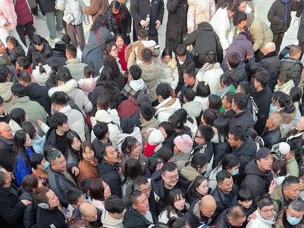 大年初一的万岁山,能不不来的别来了,能劝退一个是一个😂,特别是带孩子老人的,10岁以下的孩子更不建议来,吃的排不上队,上厕所也排不上队,人多到花坛里,栏杆上,树上都是,好玩是真的好玩,但体验感比年三十那天差太多了,如果非想进去玩,给以下几个小建议:1、可以自带伸缩凳子,可以站在凳子上看,因为人太多你根本看不到。2、自己带点零食,里面的东西很平价,但人多超级难排队。3、带孩子的给他准备个口哨,万一看挤不见了,让他吹口哨你就能准确找到他的位置,人太多嘈杂喊人基本不可能。4、不要开车来,开封是可以租电动车的,租个电动车很方便。5、如果排三打祝家住一定要提前2-3个小时就进去占好位置,别出来了,因为你出来就再也进不去了,下午5:00的三打祝家庄看完不要走等7:00的打铁花直接看,中间6点多会有万人大合唱暖场。6、想坐小火车的尽量白天排,虽然晚上更好看,但需要排队2个小时起。7、8点开园,能7:45到去排队等着最好,虽然节目都是九点以后开始但可以先拍拍照,熟悉下线路,因为人一旦多了就拍不了照片了。先讲这么多,本来想玩三天的,玩了2天,不想去了😂#万岁山大宋武侠城 #大年初一 #开封 #万岁山