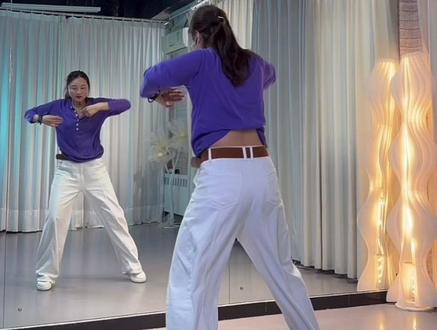 广场舞《一生清贫怎敢入繁华》 B组口令版跟练
舞蹈原创:茜茜、欢子、彤彤
视频来自:茜茜老师 教学课堂