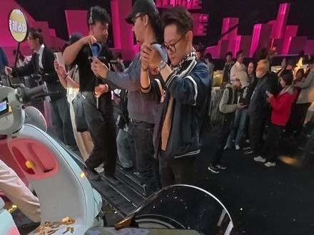这就是以前的小米九号? 九号QL85 首发4299 7223电池一镜到底,一起看看吧
搭配4.3寸屏幕 导航/切歌/天气/接电话一屏实现
还支持萌宠壁纸/音效/情绪盲盒(部分OTA升级)
70km 全速真续航,前后碟刹制动
24L座桶(可放3/4盔+充电器)
还有装扮小透窗,600mm加长坐垫,360mm大踏板
易烊千玺也在骑的九号电动车
还犹豫什么!快冲吧!
#易烊千玺和九号让路程变旅程 #九号公司2026新品发布会 #九号创作者 #九号电动 #九号公司2026新品发布会
