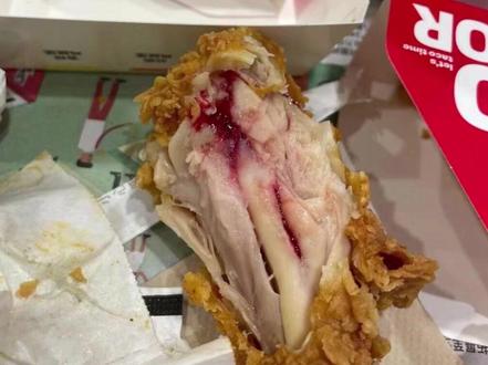 在肯德基吃到带血的炸鸡腿!店方:已经熟了 #炸鸡 #食品安全 (素材来源:@深海鱼00 )