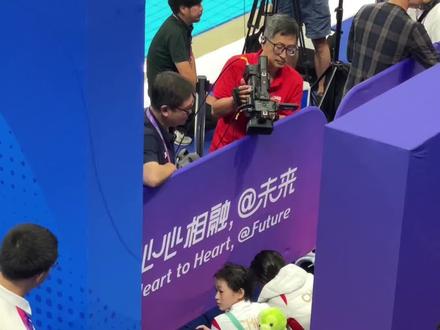 #可可爱爱的全红婵 #全红婵 #比赛现场 抓到一只小可爱❤️❤️❤️小乌龟🐢被没收啦…😂😂😂