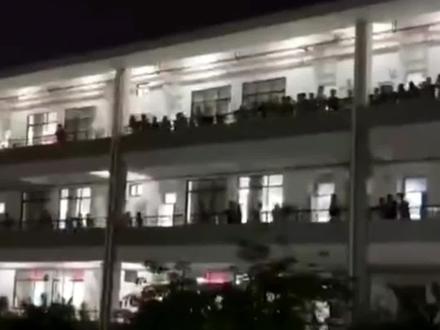 学生隔空大合唱,为高考考生加油打气。#高考加油 #高考喊楼