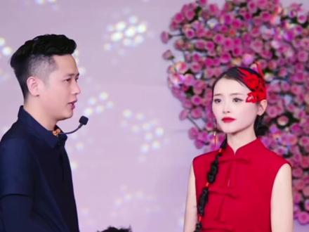花小磊与苏杨洁订婚仪式圆满举行。 订婚,是小磊给苏苏及父母的尊重,是一个顶天立地的男人给妻子的仪式感。一纸婚约结缘同行;白首同心,幸福永伴。520这个日子非常好,象征着爱的宣言,这一场订婚也恰逢我的生日,俩孩子在订婚仪式中也给我过了个生日,很感动。 同时,这一天应该是三喜临门,我远在陕西老家的表哥在5月20日这一天也为女儿举办了婚礼,虽因行程冲突未能亲自前去,在此为我的外甥女及她的丈夫送上祝福:祝愿孩子们白首同心、幸福美满。祝大家阖家幸福、福暖安康!@花小磊 @苏杨洁 @咸阳秦都聊痔鼻颈腰康