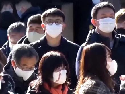 日本流感疫情大爆发,全国多地拉响“警报”,今年流感究竟为何如此凶猛?
据日本厚生劳动省数据显示,仅截至十一月十六日的一周内,流感病例就已超十四万例,是前一周的近两倍,全国已有二十四个都道府县达到流感流行“警报”级别。今年的流感不仅来势汹汹,而且流行株可能带来更高的重症风险,让人不得不防。随着病例的激增,各地医疗机构压力倍增,常用感冒药和抗生素短缺,防控工作更是雪上加霜。按照日本标准,平均每家定点医疗机构一周报告流感病例数超过三十即为“警报”级别,而目前,包括东京在内的多个地区已经超标,部分地区甚至超过五十例。受此影响,日本全国已有六千多所学校停课,日本厚生劳动省也宣布全国进入流感季,比去年提早了约一个月。医生久住英二更是提醒,年底就医将非常困难,高风险人群应提前做好防护和用药准备。
流感来势汹汹,不容小觑,你做好防护措施了吗?快来评论区分享你的看法和经验,一起为防控流感出份力吧!别忘了点赞和关注,获取更多健康资讯哦!