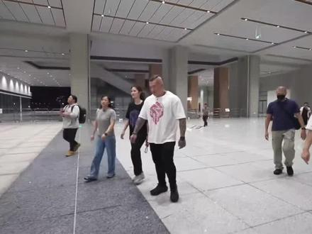 馆长参观重庆东站,震撼到了直播间台湾网友…