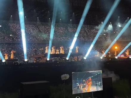 “虽然她没有联系我,但我知道她应该来了,高磊鑫”那是17年在薛之谦上海的演唱会。如今他早就不再用哭腔唱情歌了,甚至把那些情歌唱了串烧。他不再是那个深情的薛之谦了,他现在过得很幸福,但他依然真诚,依旧双手合十 双膝跪地 承蒙关照🙏🏻#薛之谦 #薛之谦演唱会 #薛之谦青岛站