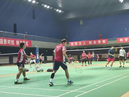 强势对抗!刺刀见红!低视角看刘雨辰/欧烜屹VS谢浩南/曾维瀚 对抗赛#羽毛球 #享受羽毛球带来的快乐 #双打 #杀球 #尤尼克斯