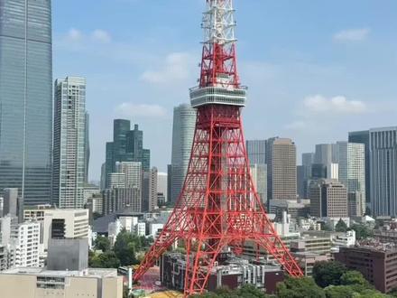 ♨️日本泡温泉潜规则?收藏这10条不出错! 在日本泡汤超享受,但规矩也不少!语言不通怕踩雷?这篇帮你避坑!亲测总结,收藏备用!
00:10 1️⃣ 不穿泳衣泡温泉♨️
国内温泉常穿泳衣🩱,日本基本男女分浴,❌穿泳衣,怕尴尬用小毛巾遮挡身体,但入池后毛巾别下水
00:25 2️⃣ 浴衣穿对方向!左前右后!
温泉浴衣穿法有讲究!一定左襟压右襟
00:41 3️⃣ 毛巾不入池
大毛巾存衣柜,小毛巾入池前叠好放头顶或池边
❌别泡水里
00:50 4️⃣ 禁止带饮品入池
茶水饮料会污染泉水,渴了出池再喝
00:54 5️⃣ 头发不沾温泉水
披发入池=污染泉水
必须盘发或戴浴帽,确保发丝不触水
1:02 6️⃣ 入池前务必洗净身体
淋浴时坐着洗,避免水溅旁人
洗完扣好盆子,物品放指定架子
入池前冲下脚丫更卫生
1:18 7️⃣ 禁止手机!❌严禁拍照
换衣间开始就不能用手机,偷拍后果很严重
1:27 x8️⃣ 纹身者需提前准备
公共温泉普遍拒接刺青
可提前买防水纹身贴遮盖
1:37 9️⃣ 单次浸泡≤15分钟
日本温泉多高温(42℃+)!建议“泡3分钟→休息→再入浴”,防头晕!
1:47 🔟 保持安静🤫忌喧哗
温泉是冥想放松地
聊天请低头耳语,给自己片刻放空
✨ 额外Tips:
❌ 酒后别泡!
❌ 桑拿后冲净汗再入池!
❌ 离池擦干身体再进更衣室!
❌ 别在池里搓澡!
规矩虽多,但懂了就能安心享受!收藏这篇,泡汤不慌~ 还想知道哪些日本冷知识?评论区告诉我!
#感受不一样的风景 #日本温泉 #日本温泉文化 #日本泡温泉 #日本泡温泉注意事项