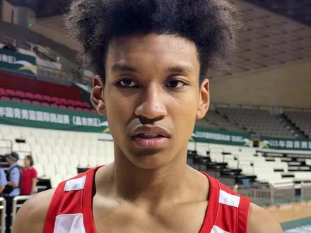 对于上新疆男篮一队,早在今年4月底的国青热身赛上,小将冯傲就自信地回答:水到渠成#新疆男篮 #冯傲 #阳光篮球摄