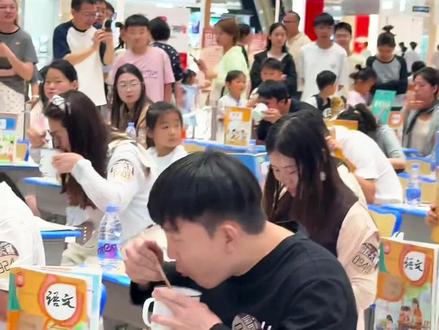 偷吃大赛时间已定!从幼儿园的小朋友到六七十岁退休的大爷都可参与!模拟教室上课氛围 带你梦回 学生上课偷吃时代!#偷吃大赛
