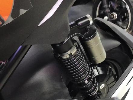 雅迪极光4.0,减震调节,调不动用这个工具,用一字螺丝刀也可以哦 #雅迪 #维修日常 #减震器