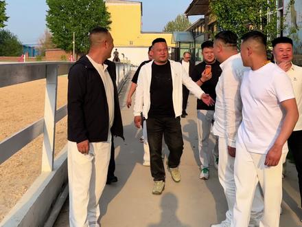 人与人之间是相互的,你给人搭桥,别人为你铺路,你让人难堪,别人给你添堵,智慧越高的人,越相互成全。