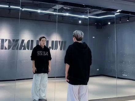 #咆哮 #exo#慢速镜面分解 #dou上热门🔥
第一次拍这种分解,不喜勿喷🫣后半段在下个视频🤭#跳舞💃🏻