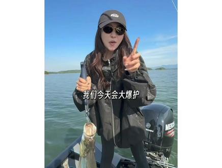 高手如云 #格小格爱钓鱼 #格小格 #泥鳅 我们天天晒成狗都没见过米级!高手出场5克亮片就上米级了!羡慕!😭😭😭