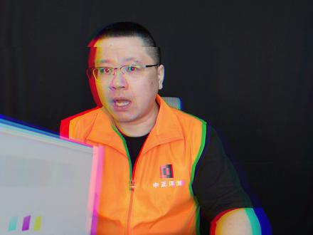 中正评测:穷人收割机?惠普星book15,U5-125H 一个机器的重要组成部分,是道德,没错,就是这样,我一直都是这样认为的。
而一个品牌,出现一台缺道德的机器,那么它的其他机型,也要留点心了。
机器有三点。
1、惠普,一线品牌。
2、英特尔,大品牌,在占主体的对电脑毫无认知的人眼里,英特尔就是高性能、稳定、靠谱的代名词。电脑也是很多人的重大支出,他们还会认为英特尔机型保值率更高。
3、价格3599,结合前两点,这个价格在他们眼里也是够得到的,便宜的。
由此,这个机器也就有了点名率,机器我十月份买的,11月底才有时间开箱。
没第一时间帮他们避坑,我心惭愧。
也由此,让我很恶心,什么钱都要赚吗。
做差异化、高溢价,明着赚富人的钱,我并不认为不妥,或者没有道德。
但是,做这种机器,坑穷人的钱,就非常卑鄙了。
机器可以拎出来的亮点,只有金属A面还行,扬声器还行,其他基本上都是缺点。
且是吃相极为难看的缺点,厂家相关人员觉得不丧良心吗,不觉得缺德吗。
有廉耻吗?
CPU,R23多核。
星book15/U5-125H----9412
荣耀X14/R5-7640H----12182,高29%
Thinkbook16+/U5-125H----14145,高50%,同样的CPU。
thinkbook16+/R7-8745H----16674,高77%。
游戏的帧数,以“刺客信条英灵殿”1920*1080/最低画质为例。
星book15/U5-125H----36帧
荣耀X14/R5-7640H----51帧,高41.6%,这机器还更便宜(2899),还是高色域屏。
Thinkbook16+/U5-125H----46帧,高27%,同样的CPU。
thinkbook16+/R7-8745H----64帧,高77%。
屏幕亮度,我手头有记录的机器里,垫底,观感一塌糊涂,哪里找来的叻色?太用心了。
机身刚性极差。
连续播放视频时间只有2小时40分钟,我手头有记录的倒数第二,电池只有41瓦时。
15吋的机器,机身内只有一个M2硬盘位,左侧大量空着,或者填塞塑料件。
机身内也明明有空间做大散热模组,比如双风扇,加大散热片,加长热管,统统没做。
。。。。
你们自己看视频吧,这机器是我最近一两年来碰到的最奇葩的机器。
刮地三尺之感,少廉寡耻。
看销量,单单一个链接就卖了三千多台,国人的钱太好赚了。