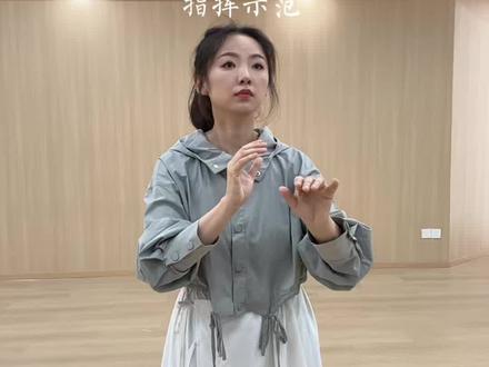 《飞来的花瓣》 “合唱指挥课上不可撼动的神。这是你们送给老师的第一首歌吗?”
#教师基本功大赛 #合唱指挥 #合唱 #飞来的花瓣 #指挥