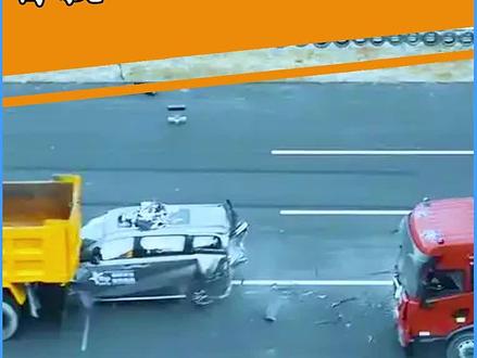 再好的车也经不起大货车的前后夹击!